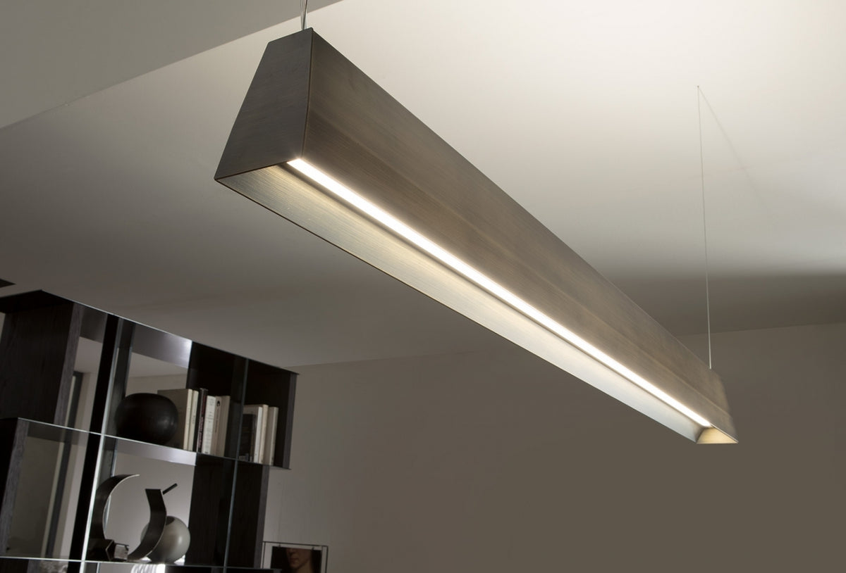Lineaire hanglamp boven een werkblad, brandend