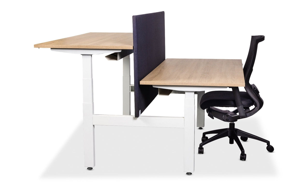 Elektrisch duo bureau Ciao met paars bureauscherm tussen de werkplekken