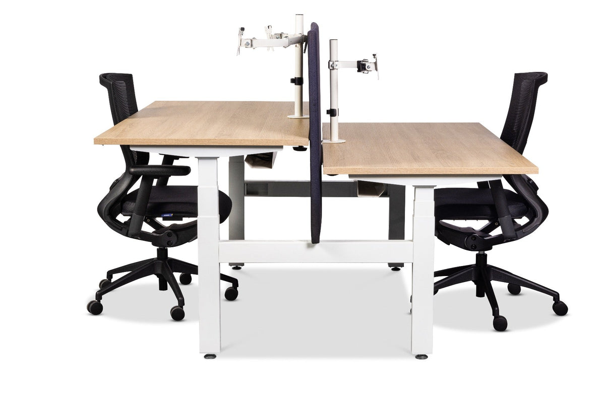 Elektrisch duo bureau Ciao met monitorarmen en twee bureaustoelen