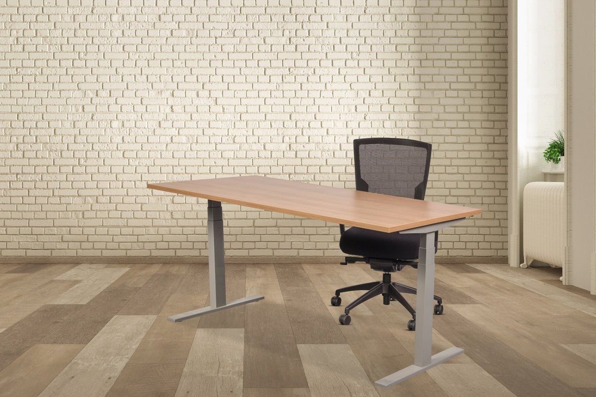 Elektrisch bureau Ciao met eikendecor blad en grijs onderstel in een kantoorruimte