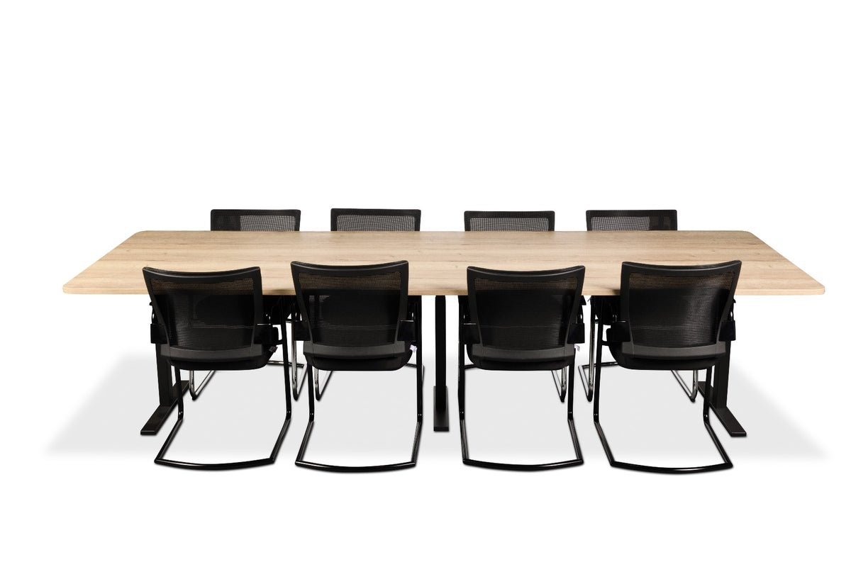 Elektrisch bureau Ciao XL als vergadertafel met acht zwarte vergaderstoelen