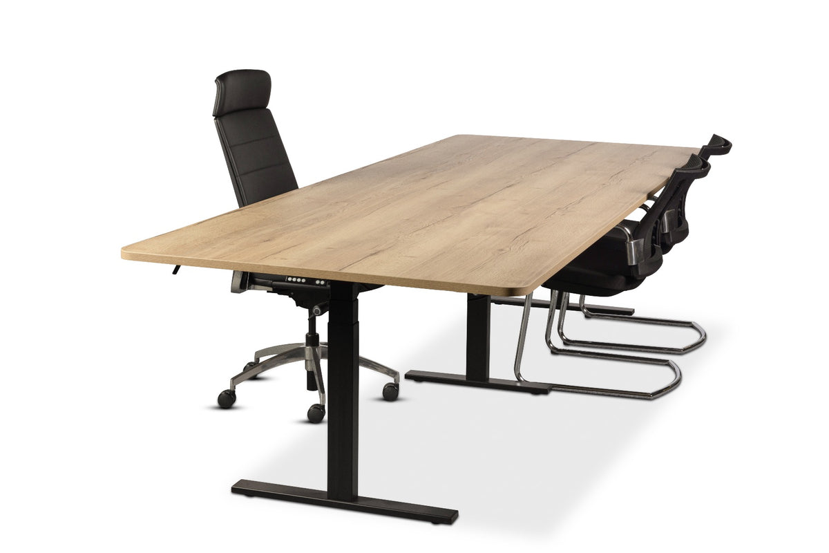 Elektrisch bureau Ciao XL op stahoogte met vergaderstoelen en een bureaustoel