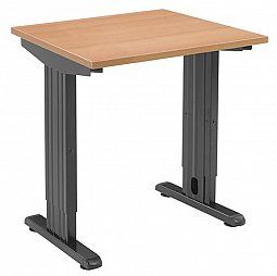 Bureau met blad in warm eiken op een zwart T-frame met brede voetplaten