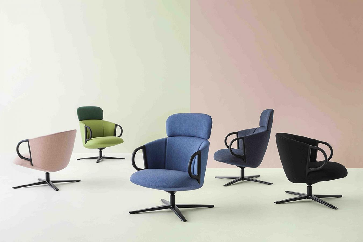 Vijf compacte loungefauteuils op draaivoet in roze, groen, blauw en zwart