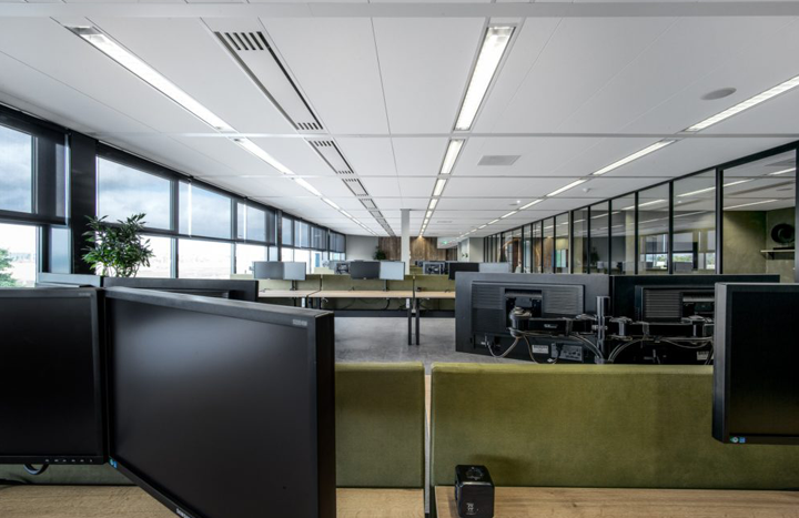 Desk Up bureauschermen op werkplekken in een open kantoor