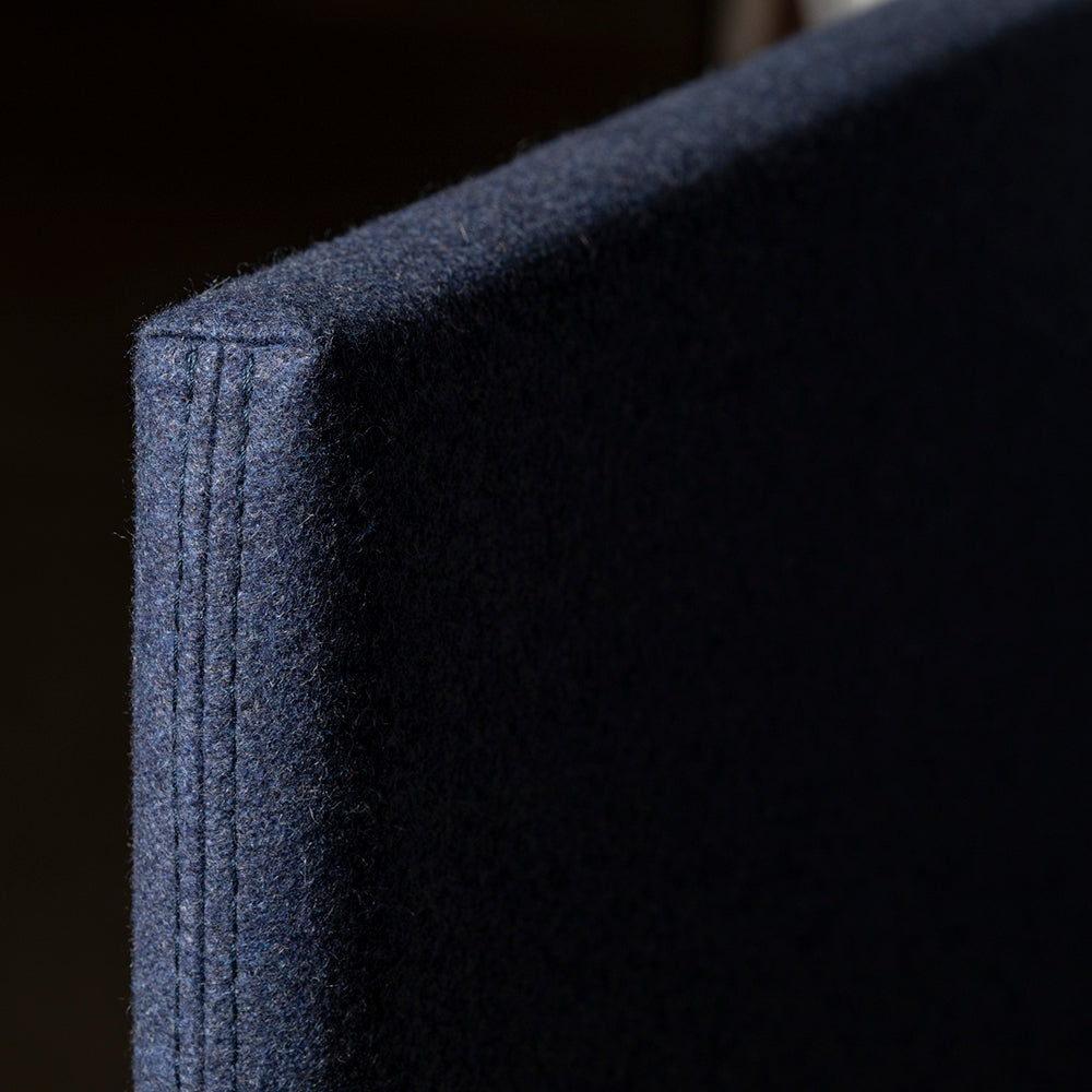 Rand van een blauw Desk Up bureauscherm van dichtbij