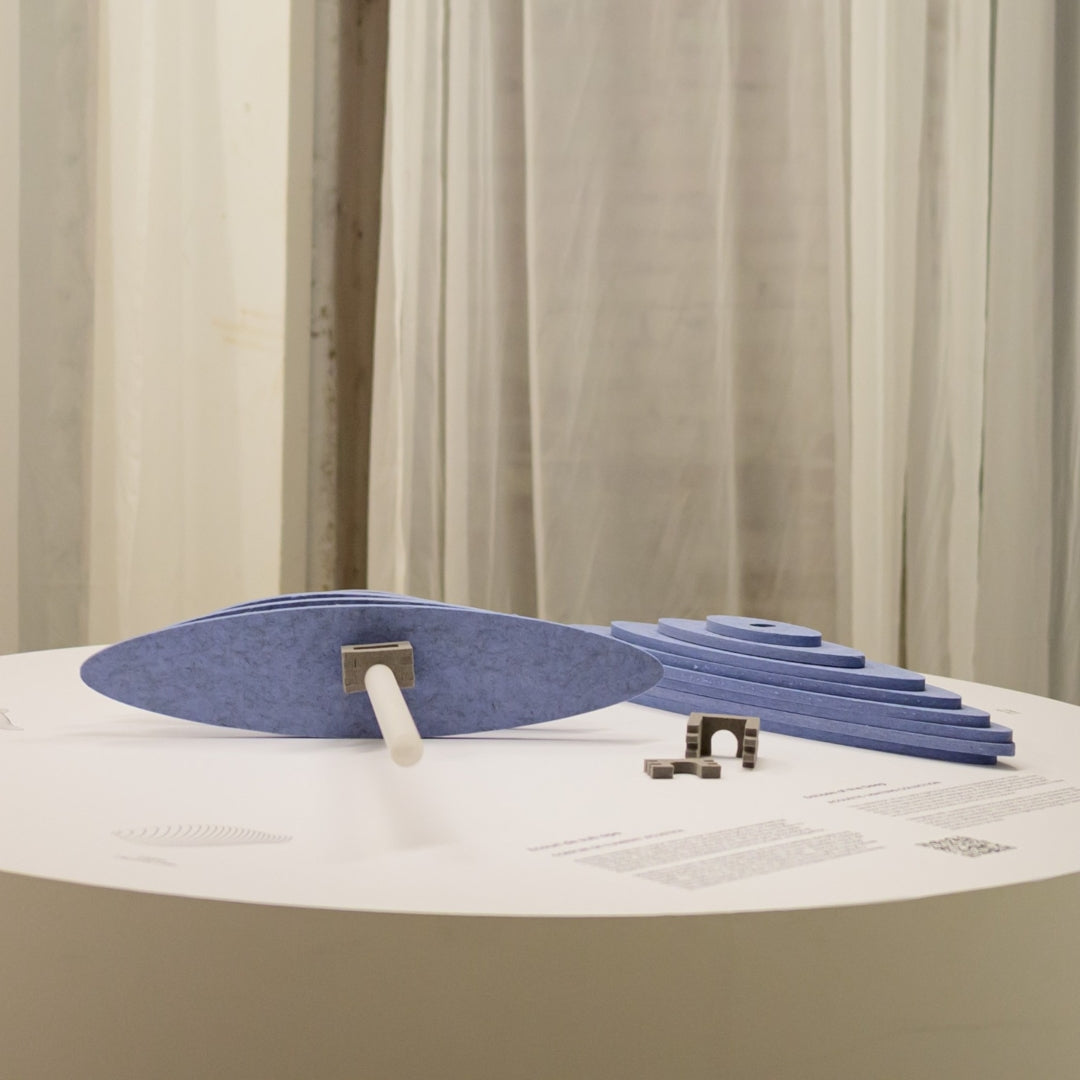 Platte ronde hanglamp in blauw op een beursopstelling