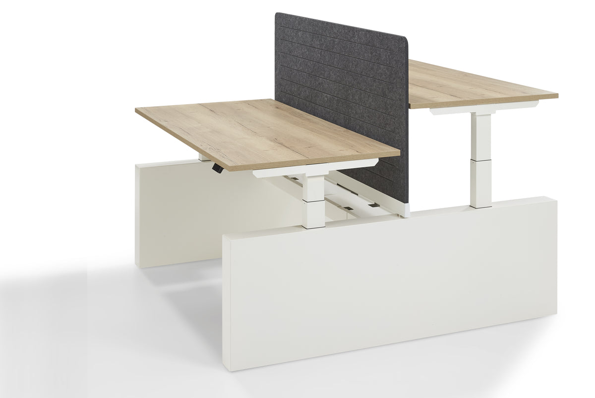 Bench met wangpoten en een donkere PET-vilt wand op de benchrail