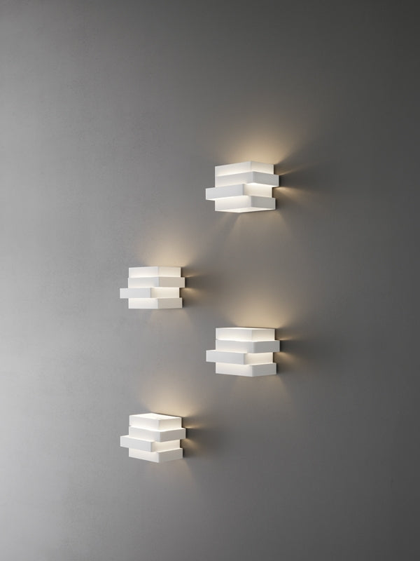 Brandende wandlamp met licht dat over de wand uitwaaiert