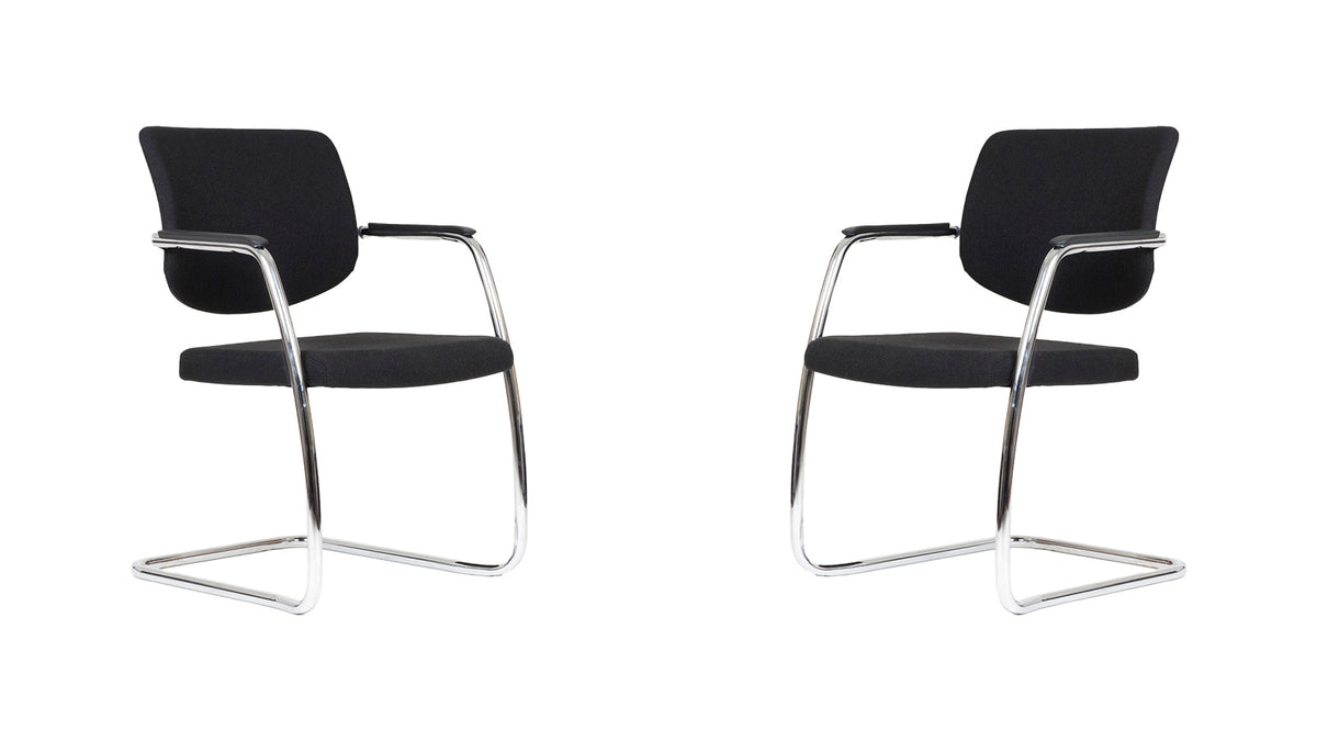 Twee zwarte stoelen met armleggers op chromen cantilever-frames, naast elkaar
