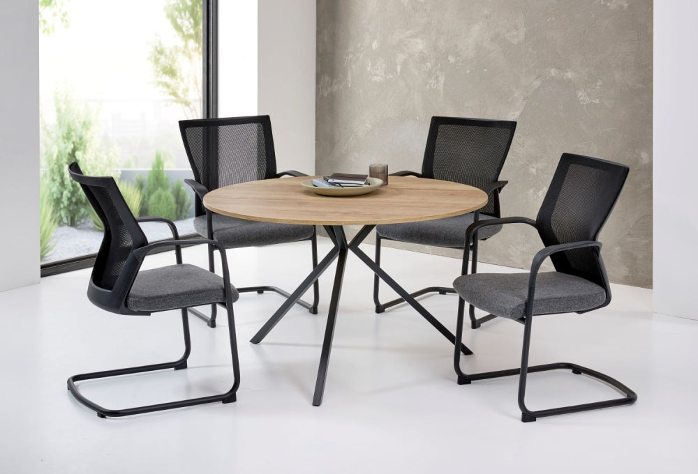 Ronde Cube vergadertafel met eiken blad op een zwart kruisonderstel, met vier zwarte netstoelen