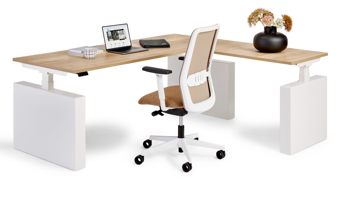 Flex 3+ wang hoekopstelling met witte wangenpoten en licht houtdecor bladen, met witte bureaustoel
