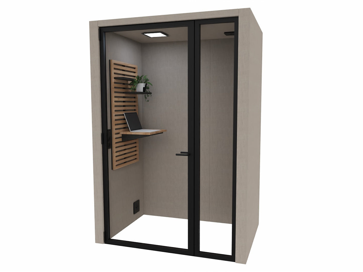 Belcel met beige wanden, glazen deur in zwart kozijn, houten lattenwand, wandblad en plafondspot