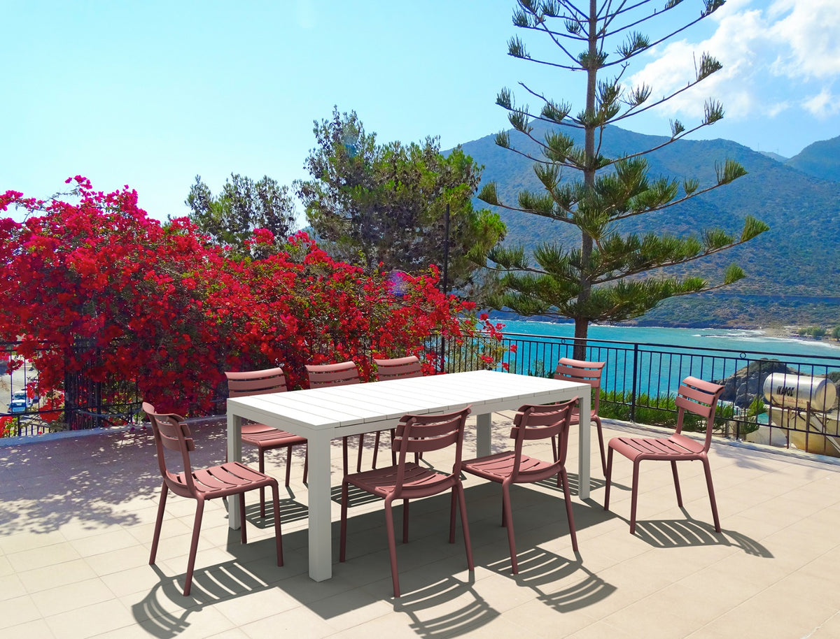 Helen stoelen op een terras met bloeiende bougainville