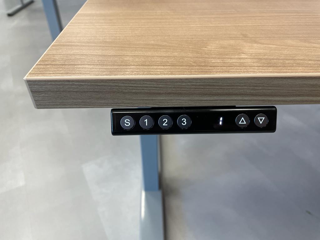 Bedieningspaneel onder het blad van het elektrisch hoekbureau Ciao