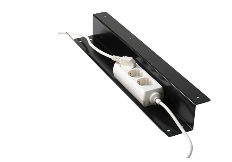 Zwarte metalen kabellade voor onder het bureaublad, met een witte stekkerdoos en snoer erin