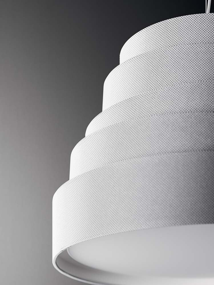 Zwarte hanglamp met conische getrapte kap, vooraanzicht