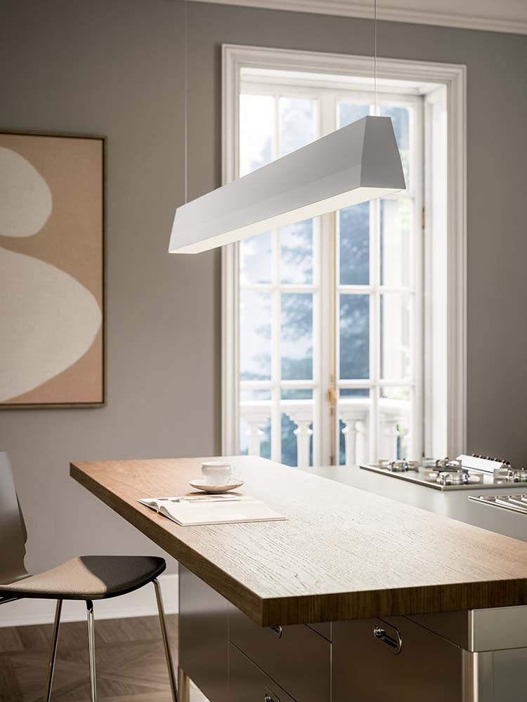 Lineaire hanglamp boven een lange kast in een kantoorruimte