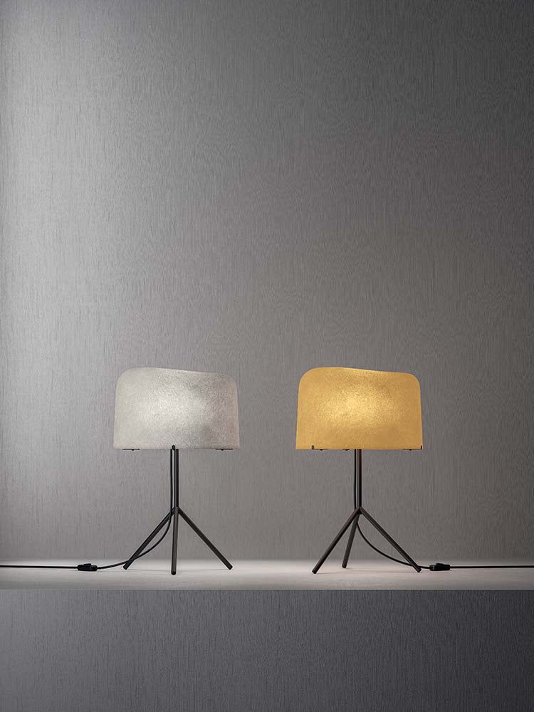 Twee tafellampen met fiberglas kap, in wit en in goud