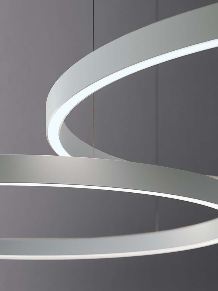 Ronde hanglamp in goud, brandend