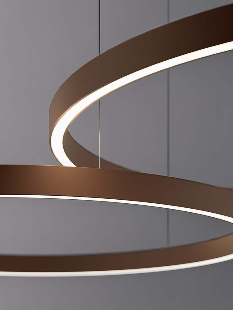 Ronde LED-hanglamp boven een tafel in een ruimte met donkere wanden