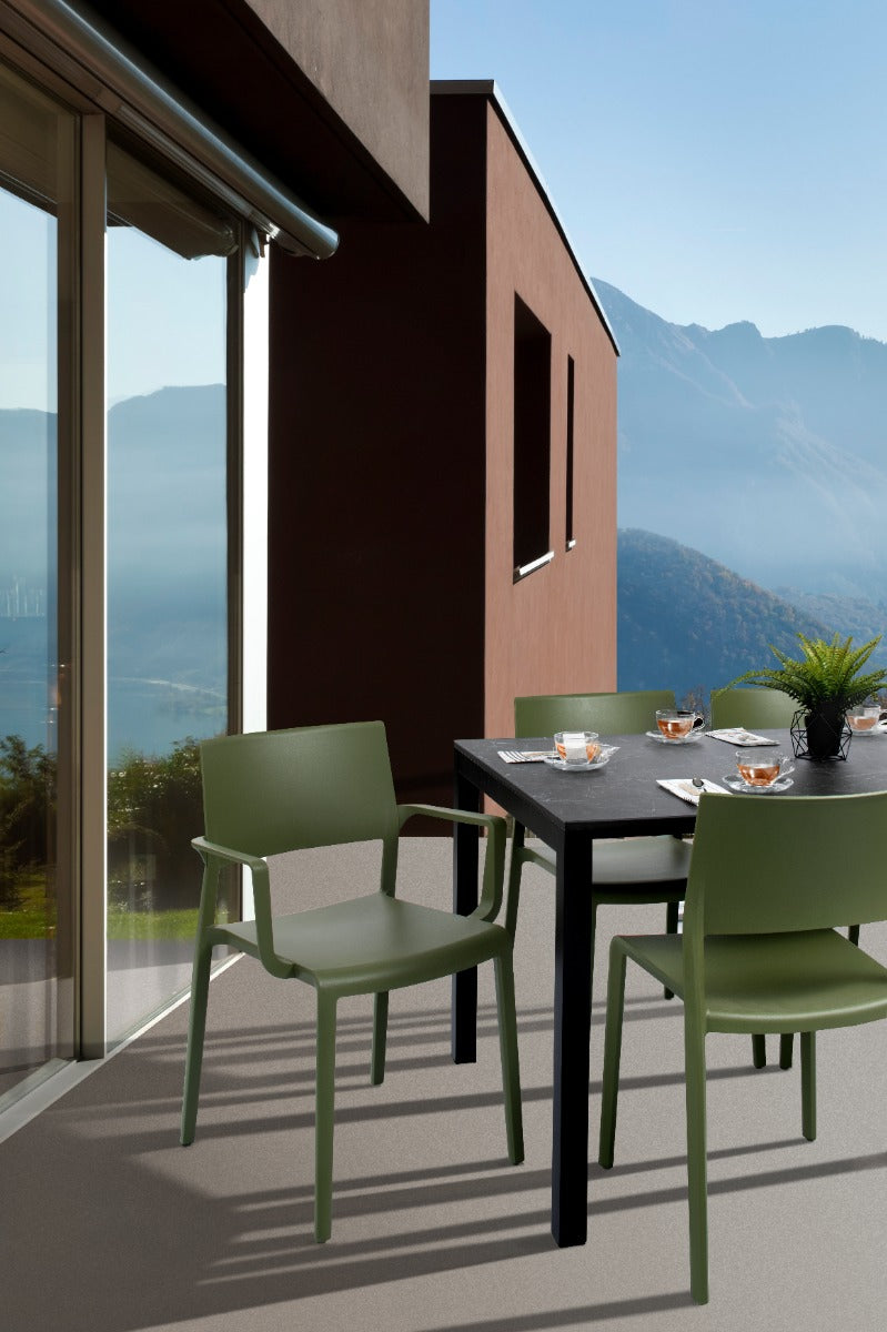 Lilibet stoelen aan tafels op een terras