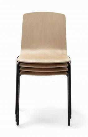 Stapel van vier Loto stoelen met beukenhouten kuip op een zwart vierpotig metalen frame