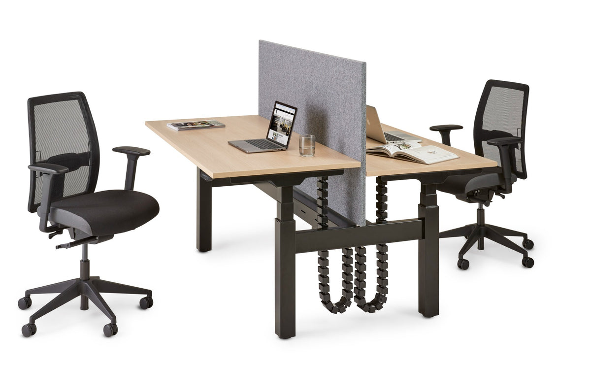 S-Line bench met zwart frame en grijs scheidingsschot, met twee zwarte bureaustoelen
