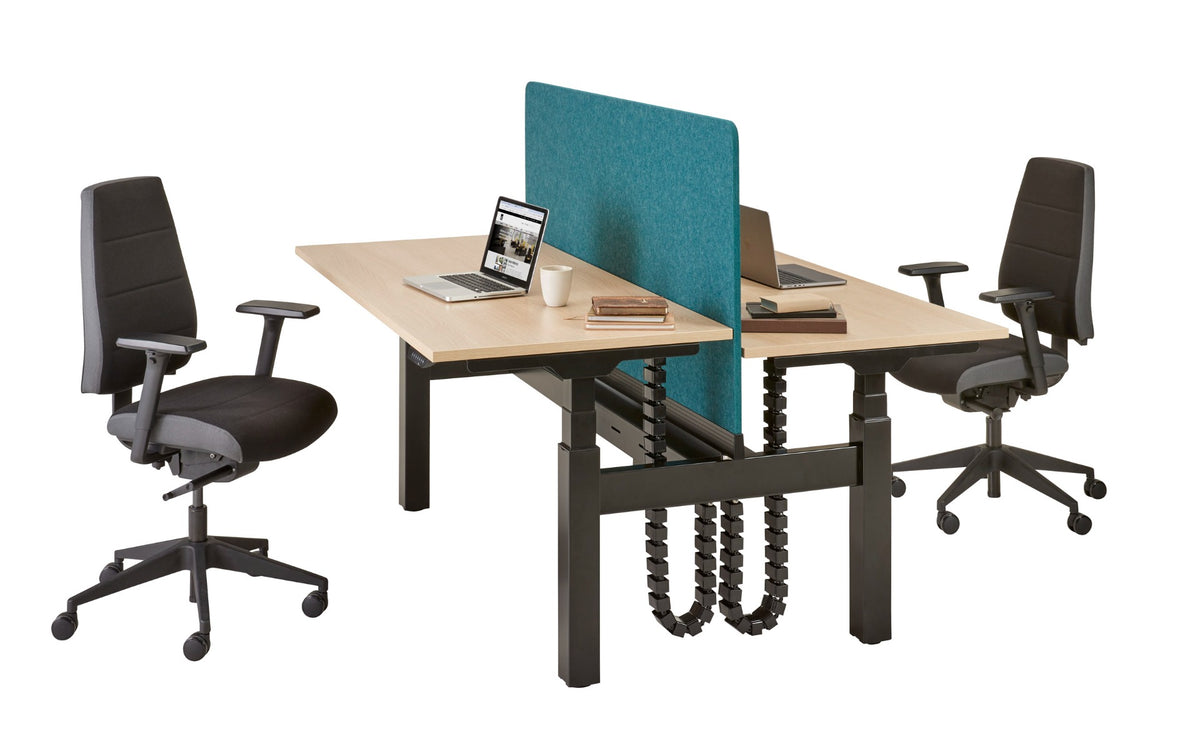 S-Line bench met zwart frame en blauwgroen scheidingsschot, met twee zwarte bureaustoelen