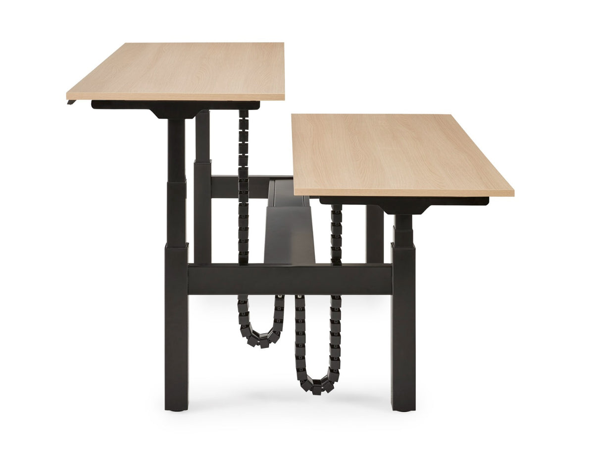Onderaanzicht van de S-Line bench met zwart frame en de kabelrupsen naar beide bladen