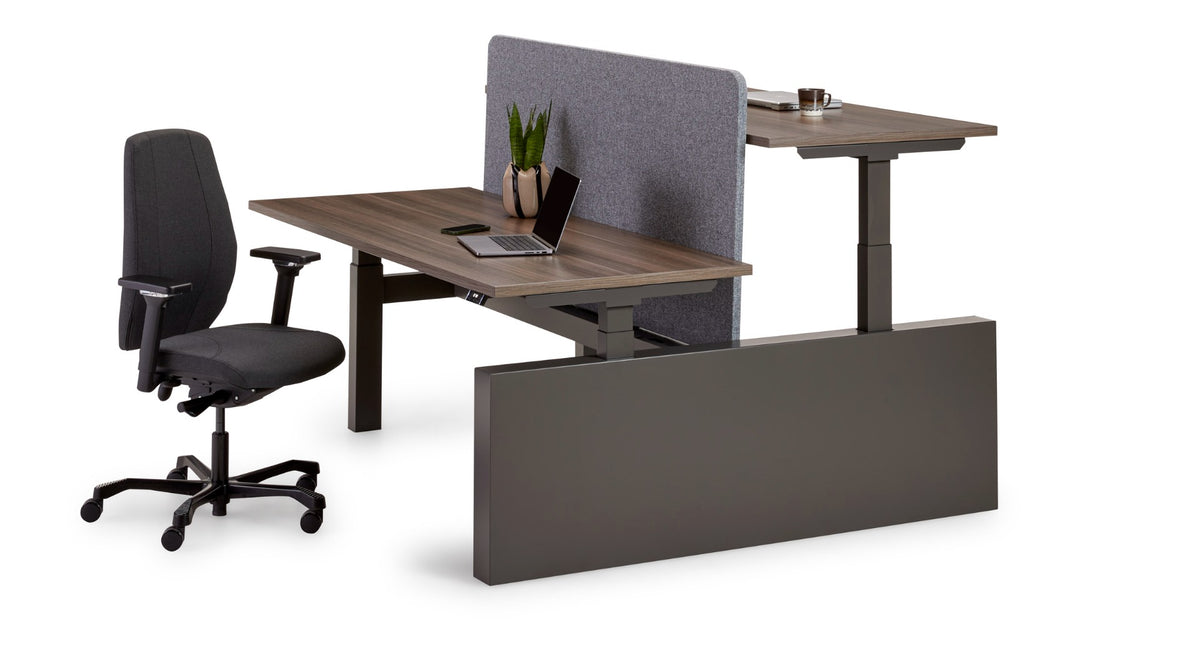 Flex 3+ bench H+wang met een werkplek in zithoogte en een in stahoogte, met bureaustoel en grijs scheidingsschot