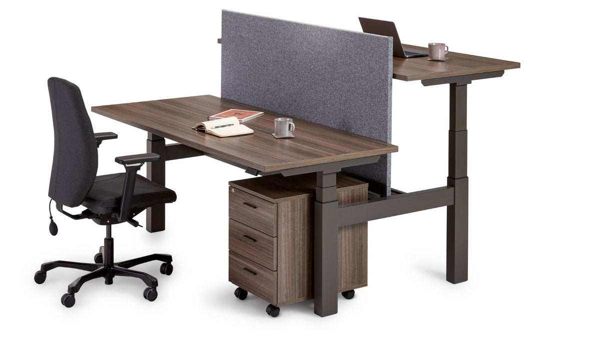 Flex 3+ bench met grijs akoestisch scheidingsschot tussen beide werkplekken, met bureaustoel en twee ladenblokken