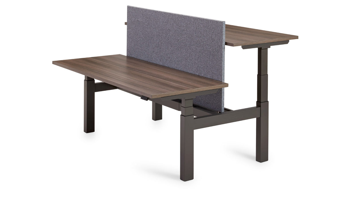 Flex 3+ bench met grijs scheidingsschot, gezien vanaf de werkplek in zithoogte