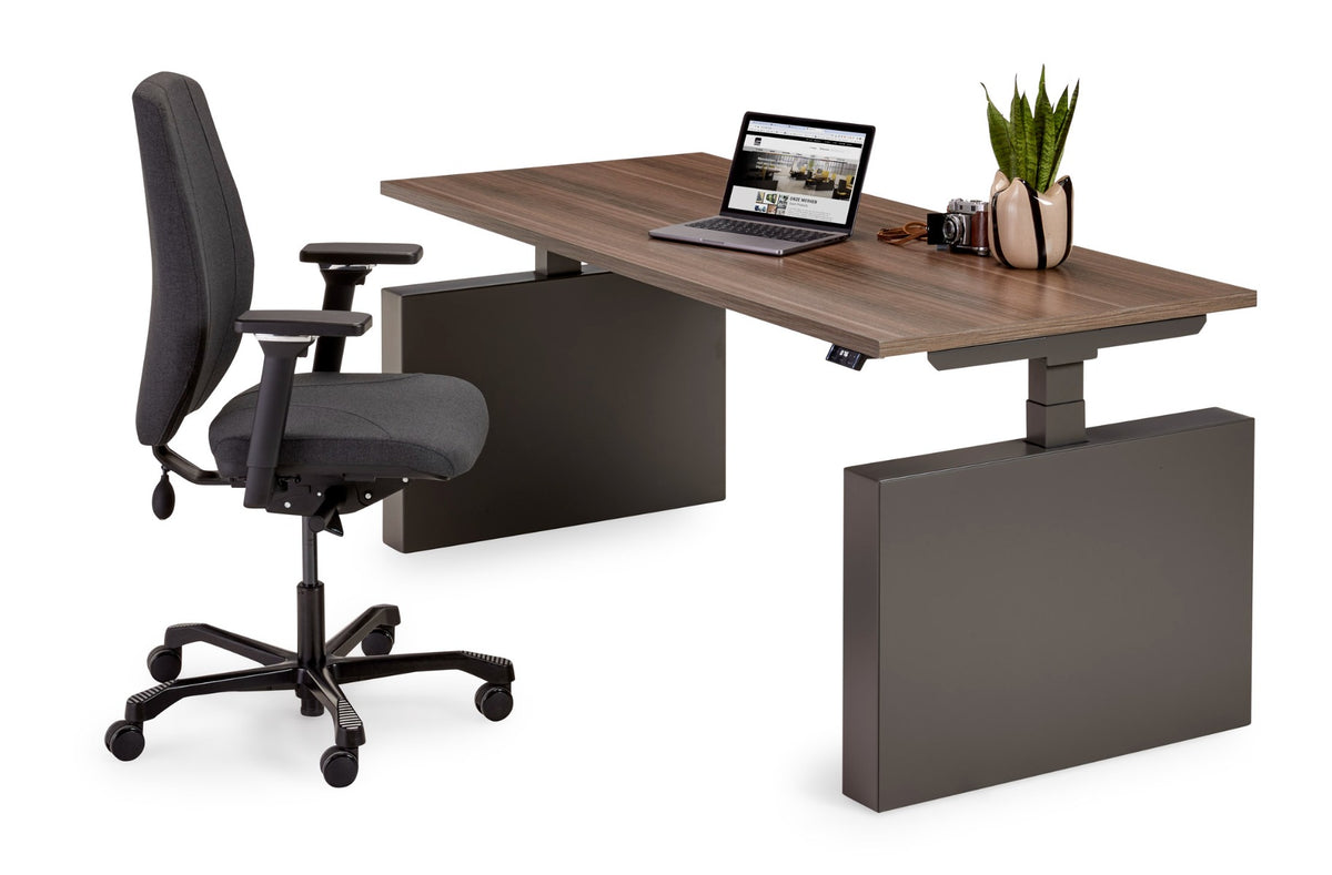 Flex 3+ wang zit-sta bureau met antracietgrijze wangenpoot en donker houtdecor blad, met zwarte bureaustoel