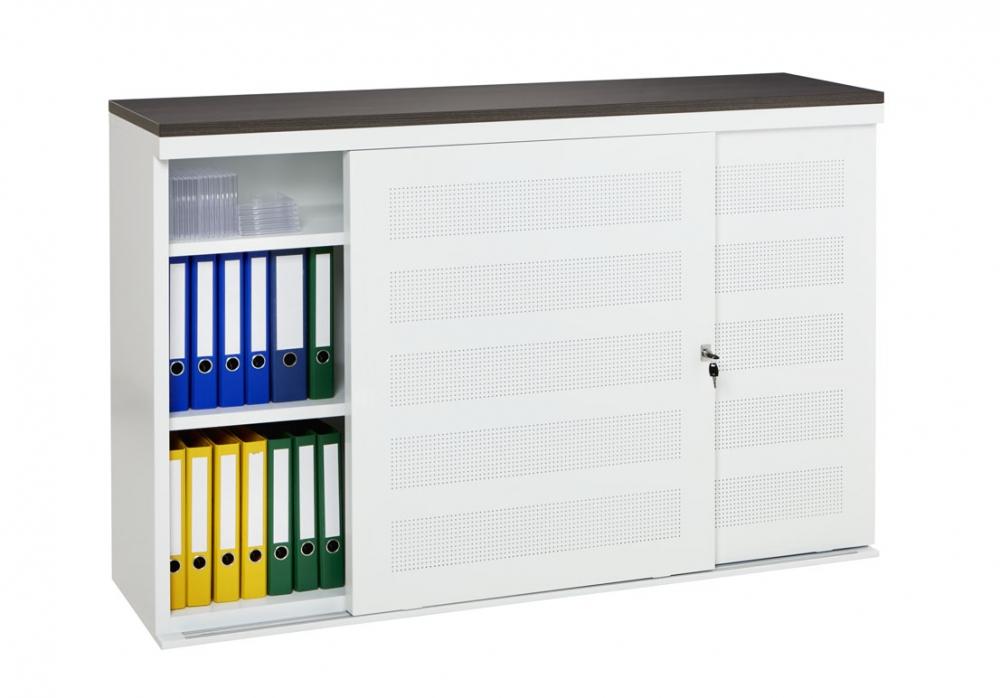 Witte akoestische schuifdeurkast met donker topblad, linkerdeur opengeschoven en gevuld met ordners