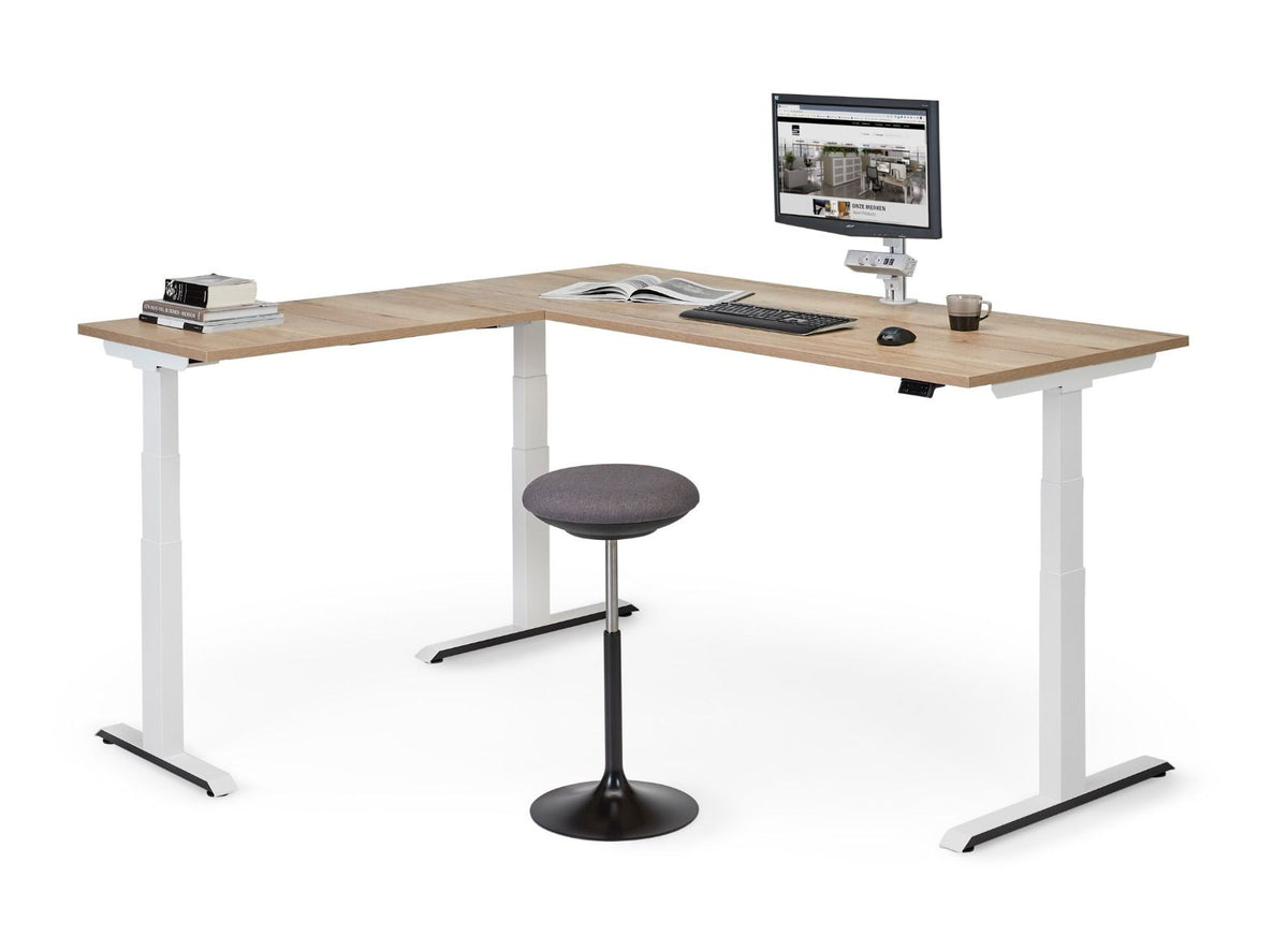 Flex 3+ hoekopstelling in stahoogte met wit frame, houtdecor bladen en een zit-stakruk