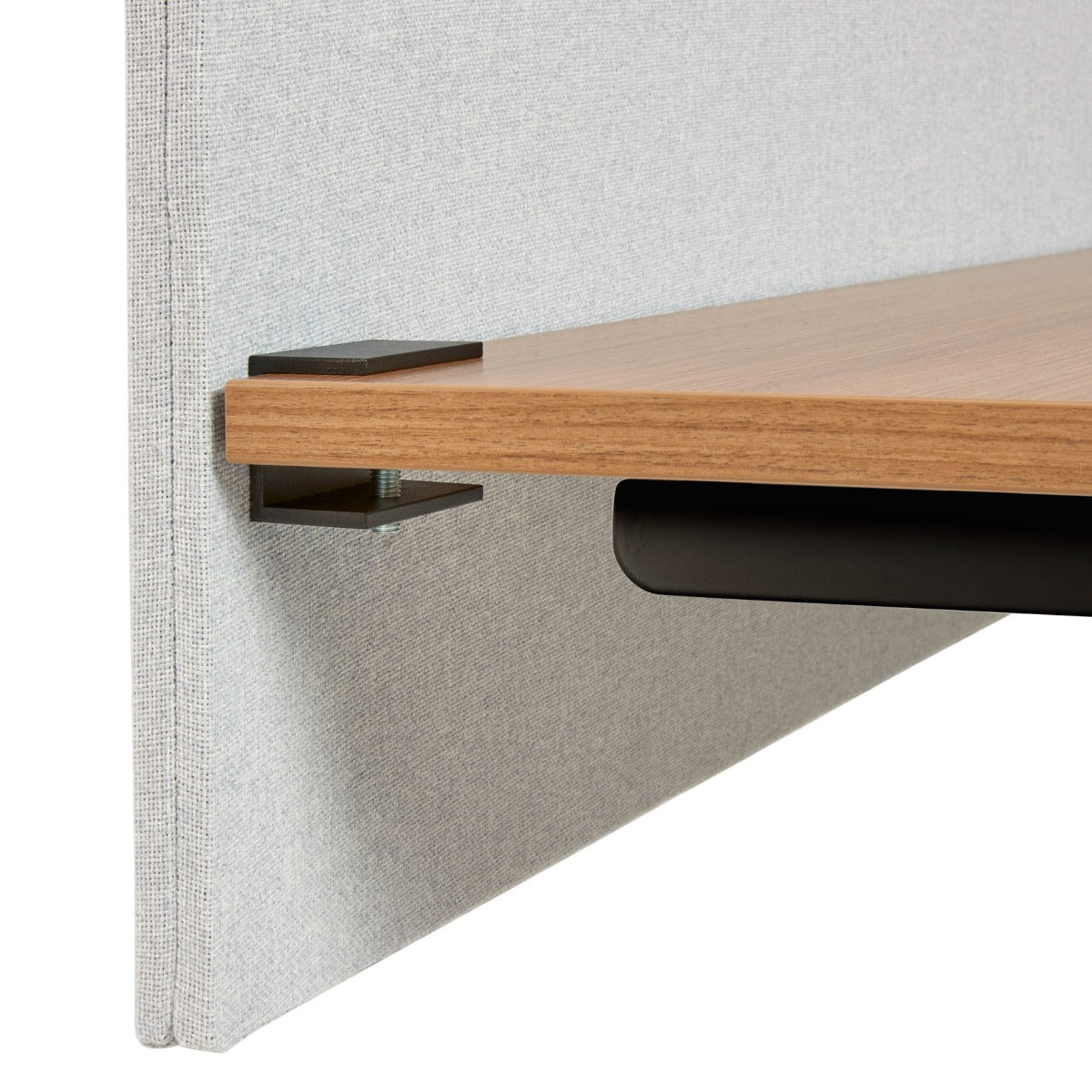Detail van de klem waarmee de Basic+ wand aan de rand van het bureaublad vastzit