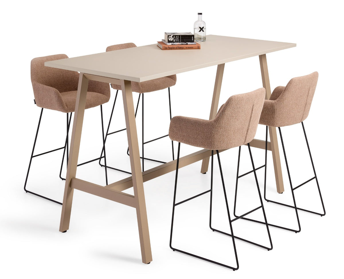 Bartafel Air2 met licht blad op een houtkleurig A-frame, met vier oudroze gestoffeerde barkrukken