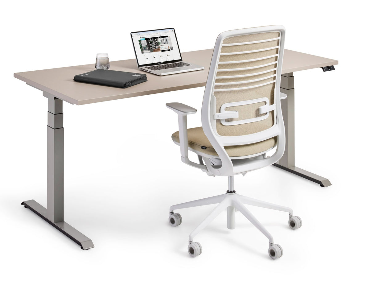 Flex 3+ zit-sta bureau in zithoogte met laptop en bureaustoel, steengrijs frame