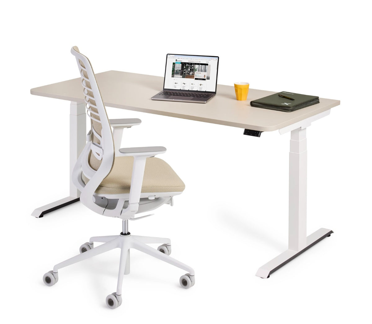Flex 3+ zit-sta bureau met wit frame en licht zandkleurig blad, met witte bureaustoel en laptop