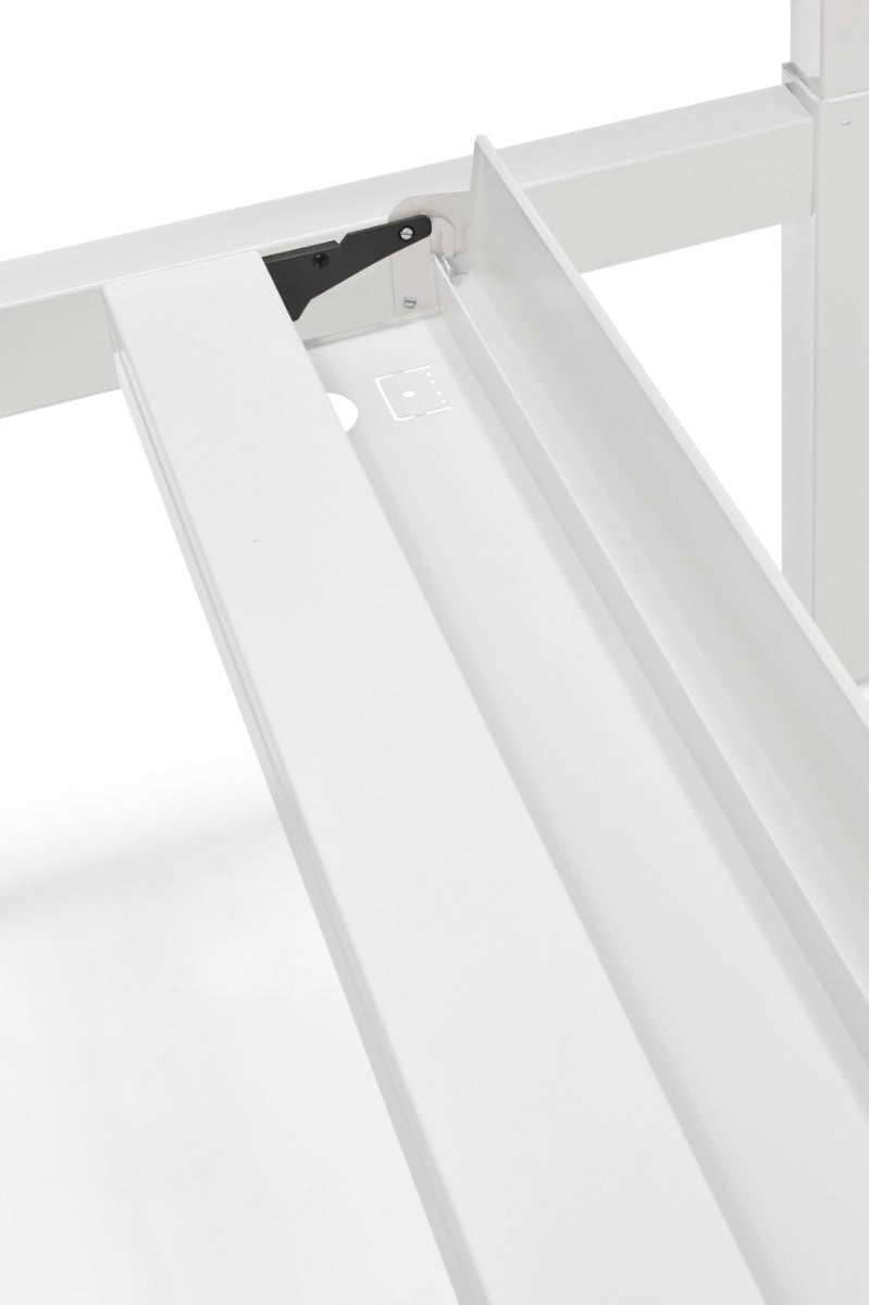 Detail van een wit benchframe met de kabelbak eronder