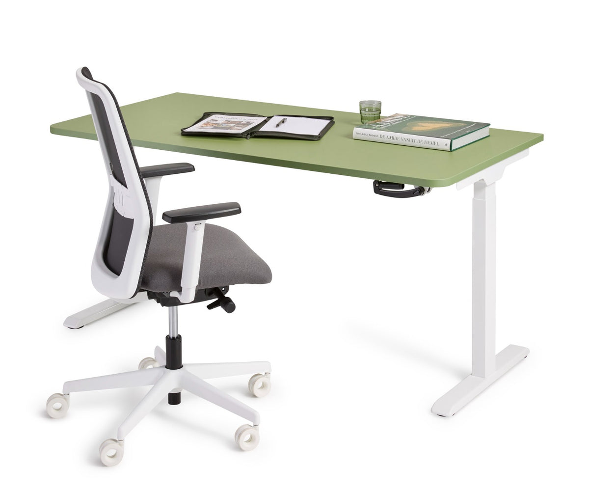 Sfeerbeeld van het S-Light zit-sta bureau met groen blad op een wit T-frame, met een bureaustoel