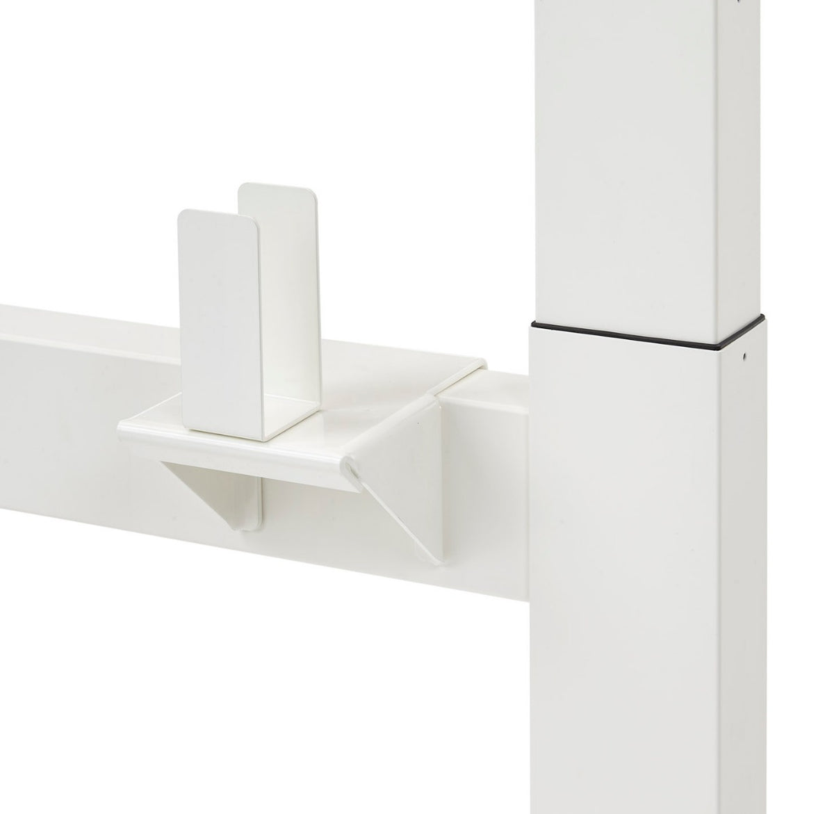 Detail van de witte houder met klem aan de kopse kant van het frame