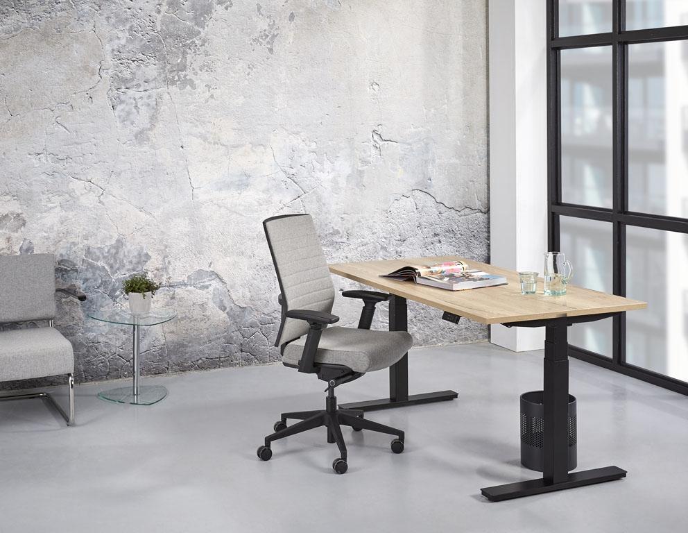 Bureau Lola met houtdecor blad op een zwart onderstel, laag gezet