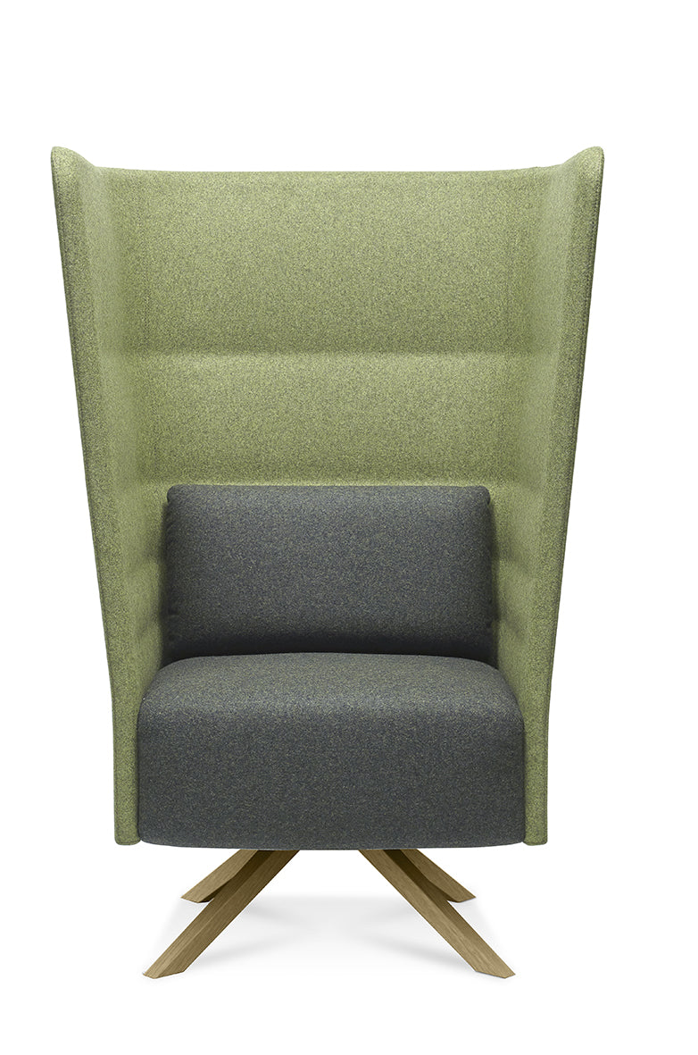 Cell 128 met groene rug en donkergrijze zitting met rugkussen, op een houten sterpoot