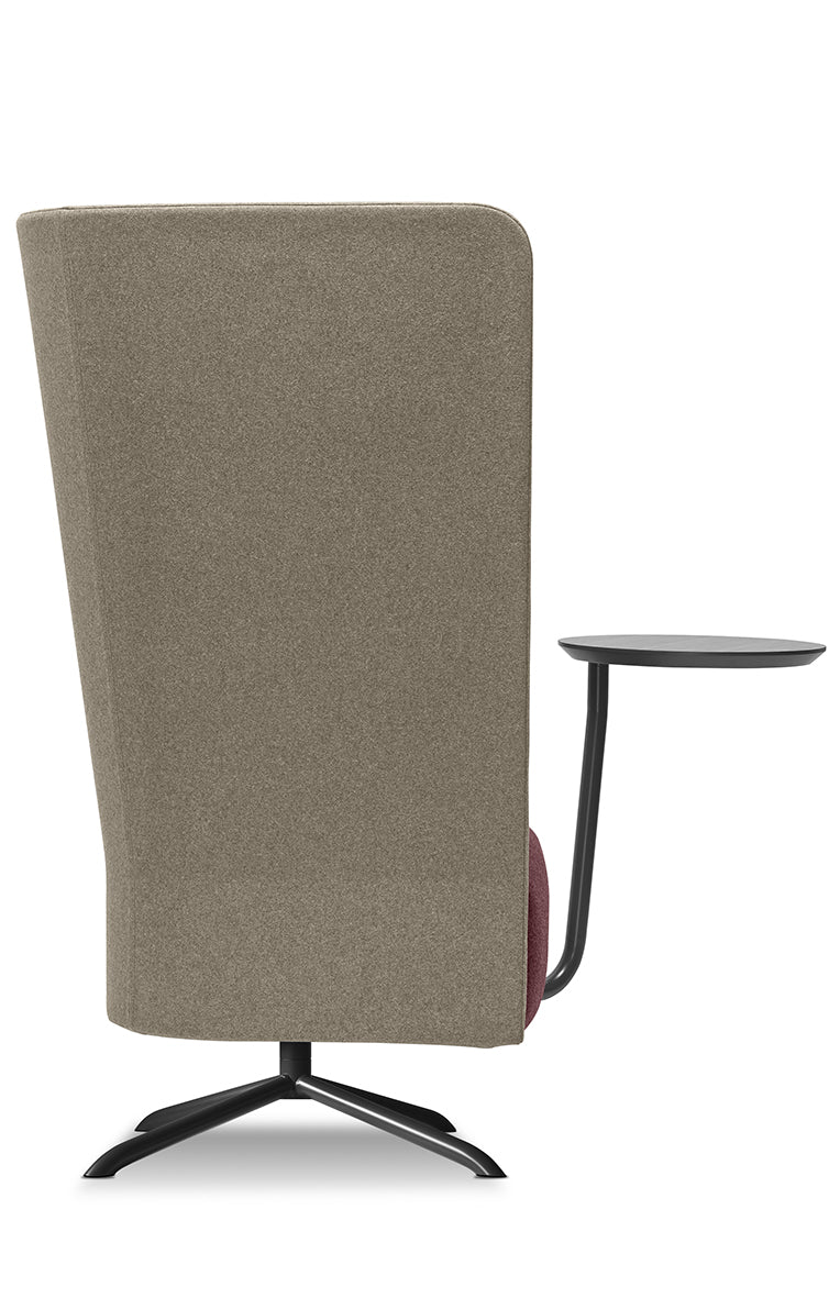 Achterzijde van de Cell 128 in taupe, met een klein rond zijtafeltje op de zwarte sterpoot