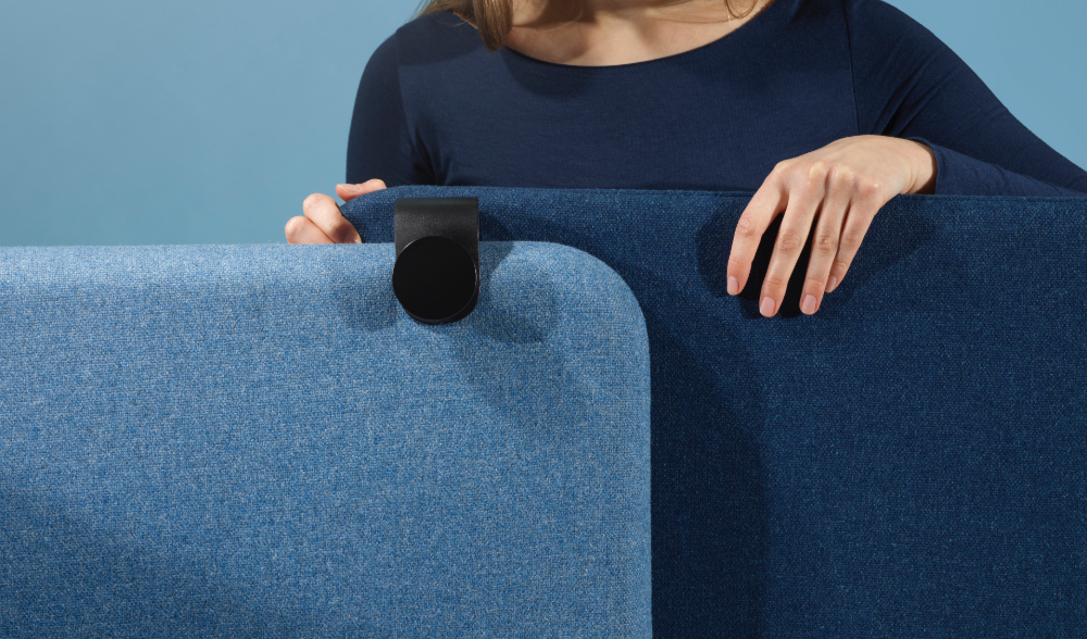 Detail van de bovenrand van een blauw wandpaneel met een zwarte ophanghaak