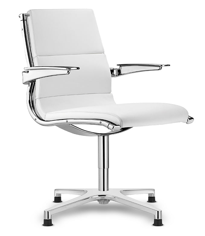 Zijaanzicht van de Sit-It in wit leder, met chromen armleggers en aluminium voetkruis