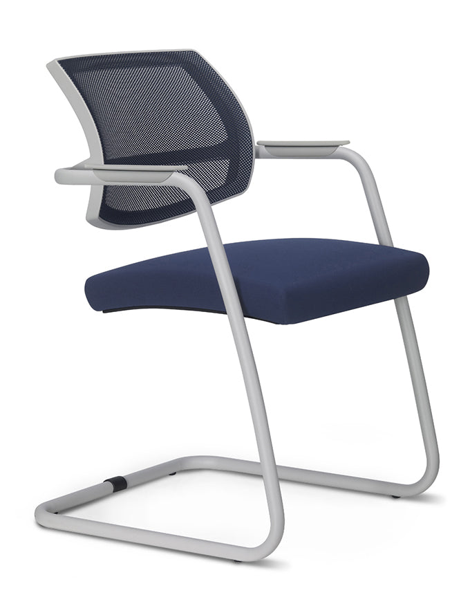 Unimesh vergaderstoel met donkerblauwe mesh rug en blauwe zitting op een verchroomd sledeframe