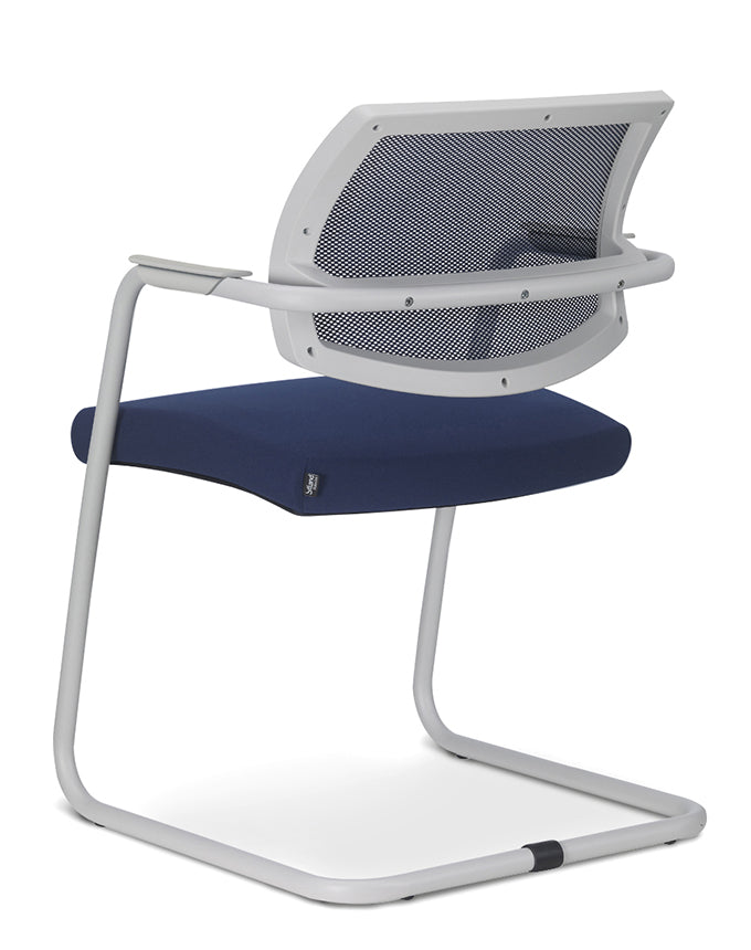 Stoel met grijs netweefsel rug en donkerblauwe zitting op een chromen cantilever-frame